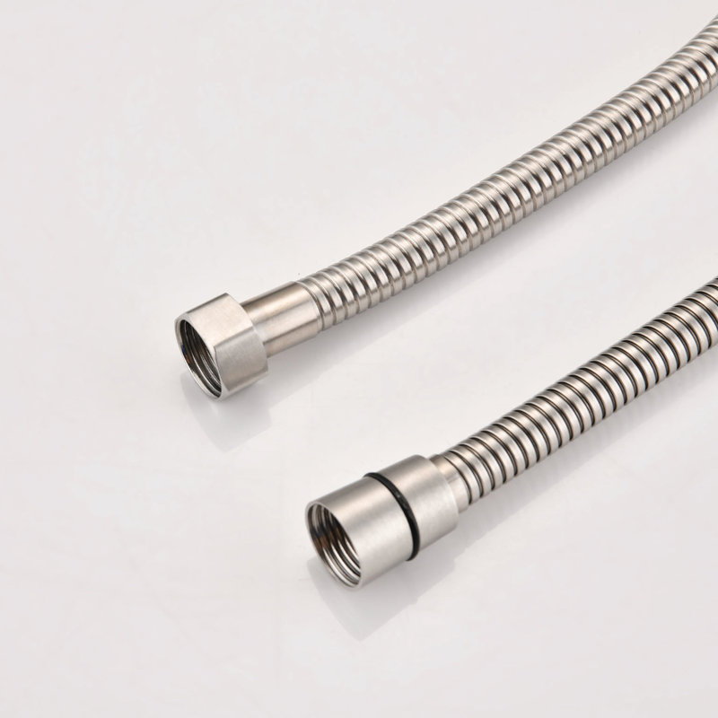Robinet de douche simple en nickel brossé au design luxueux, avec douchette en caoutchouc souple, orifices de pulvérisation et jets corporels.