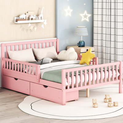 Lit plateforme en bois rose avec garde-corps et rangement pratique