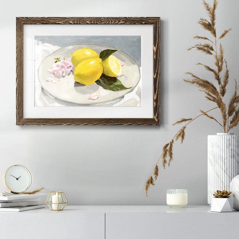 Citrons sur une plaque II - reproduction encadrée rustique avec tableau mat, H 22 po x l 32 po, Noyer