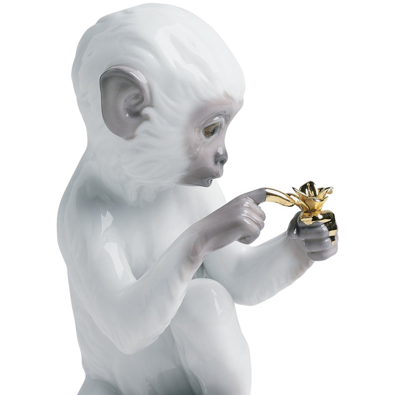 Figurine de singe curieux sur une roche, Turquoise