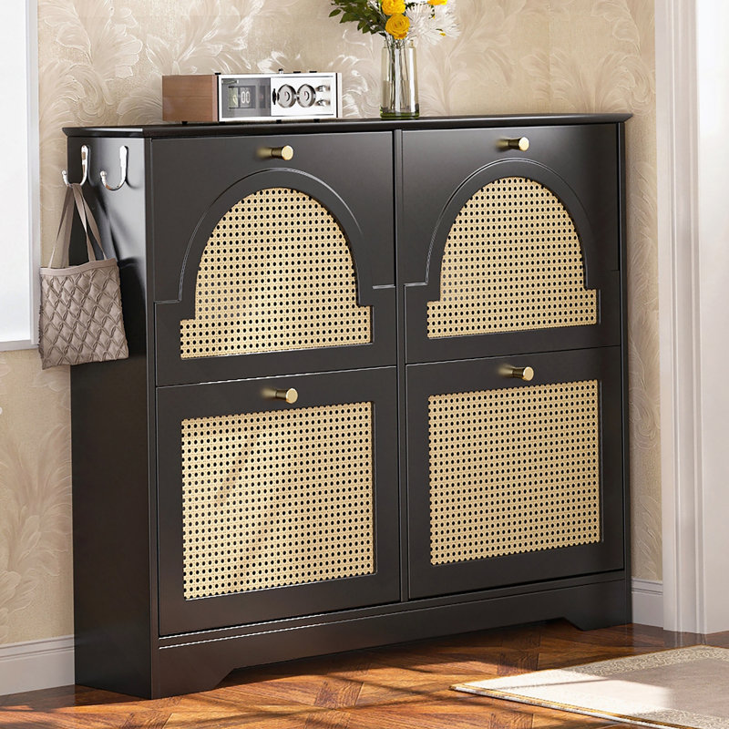 Armoire à chaussures autoportante de style Mid-Century avec tiroirs rabattables, portes en rotin et crochets pour organiser l'espace du couloir