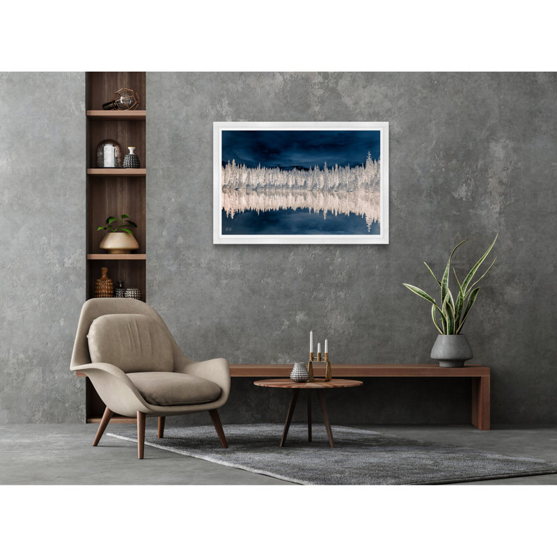 Paysage d'arbre réfléchissant indigo, H 29 po x l 42 po x P 1,5 po, Cadre blanc