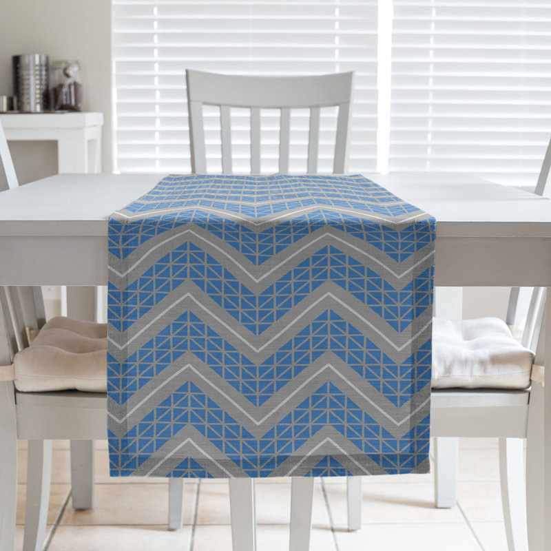 Chemin de table à chevrons à la main classic Stephenie, 16 po x 72 po, Bleu marine / gris