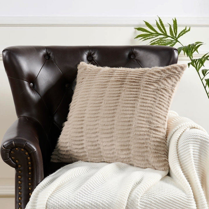 Housse de coussin en fausse fourrure Shaggy, Taupe clair