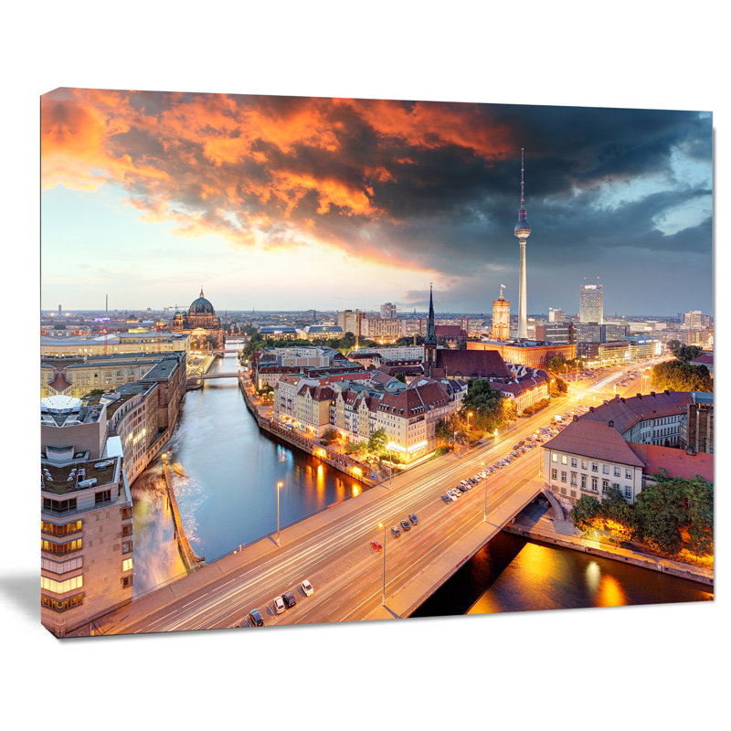 «Berlin at Dawn with Dramatic Sky Cityscape», reproduction de photo sur toile tendue, H 30 po x l 40 po x P 1 po