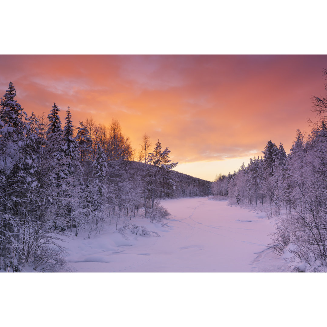 Sonnenaufgang über einem Fluss von Sara_winter - Drucken