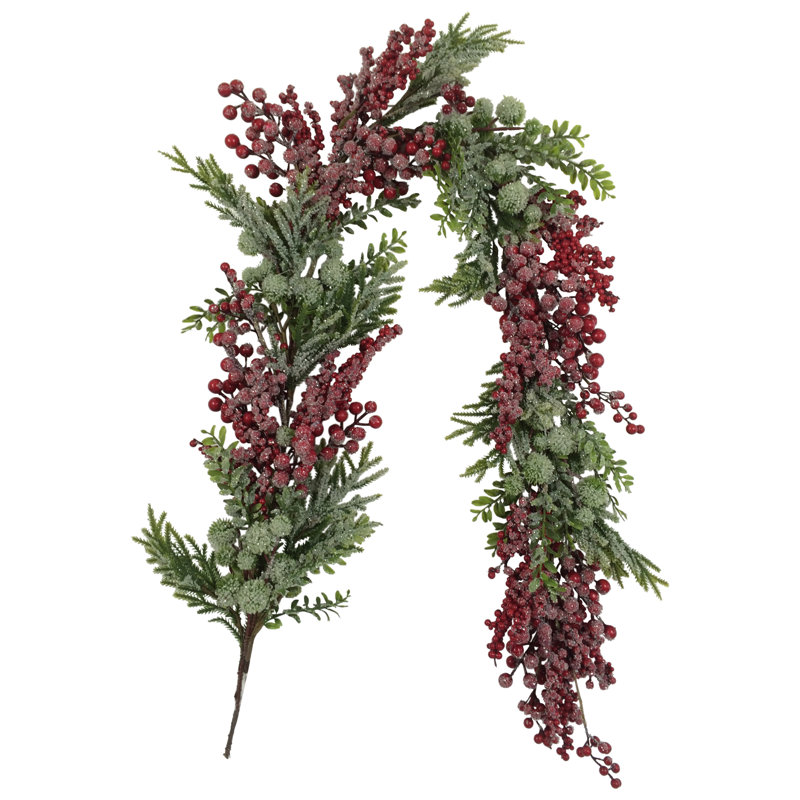 Guirlande de Noël artificielle 5 pi x 8 po avec baies rouges et pin non givré