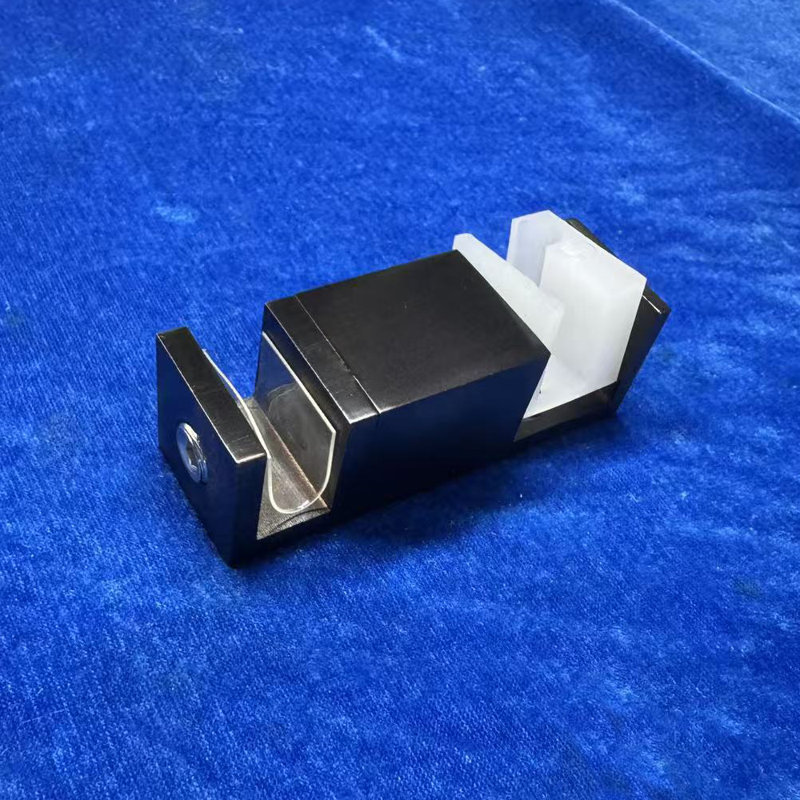 L'ensemble de quincaillerie de porte de douche coulissante latérale sans cadre comprend un système de rouleau / pince en verre