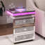 Station de charge sans fil avec table de chevet en miroir: lumières DEL Table de bout en chevet en cristal concassé pour chambre à coucher 3 tiroirs Table d'appoint moderne argentée pour le salon Bureau Décoration intérieure