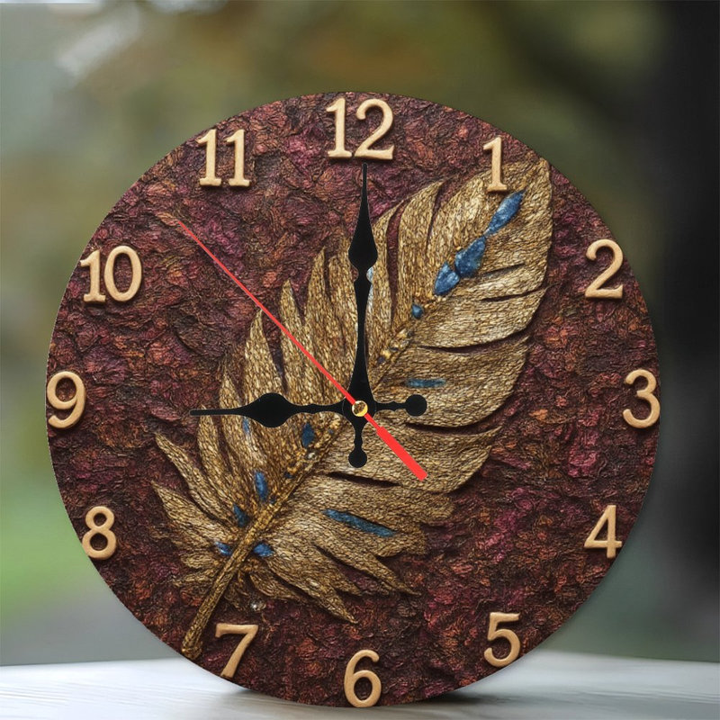 Horloge avec plume dorée