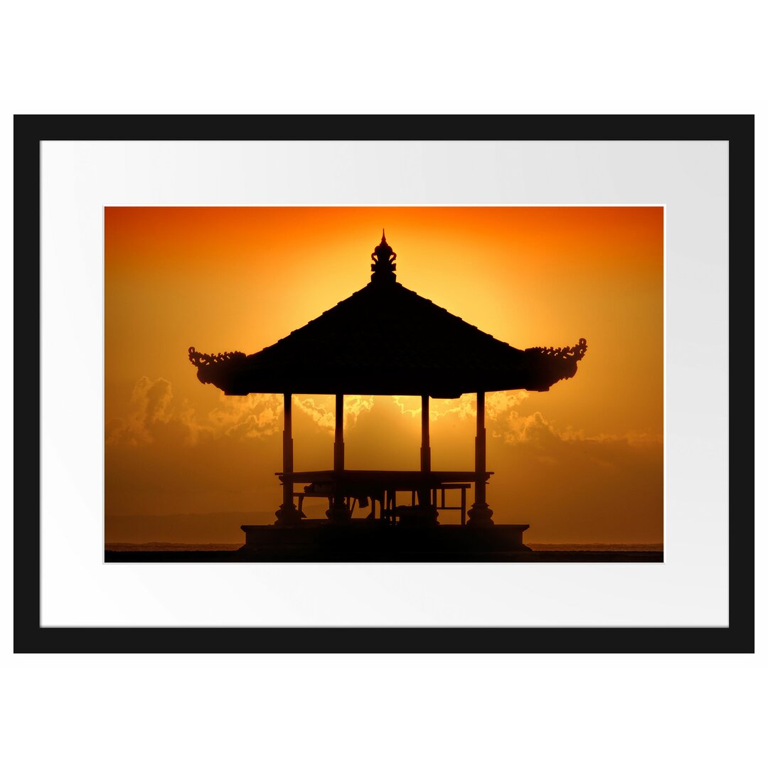 Gerahmtes Poster Pagode in Bali im Sonnenuntergang