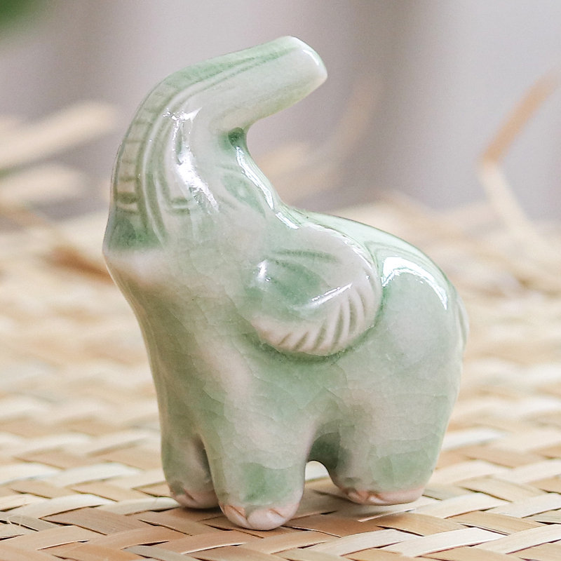 Figurine faite à la main Happy Elephant en céramique céladon vert, Vert