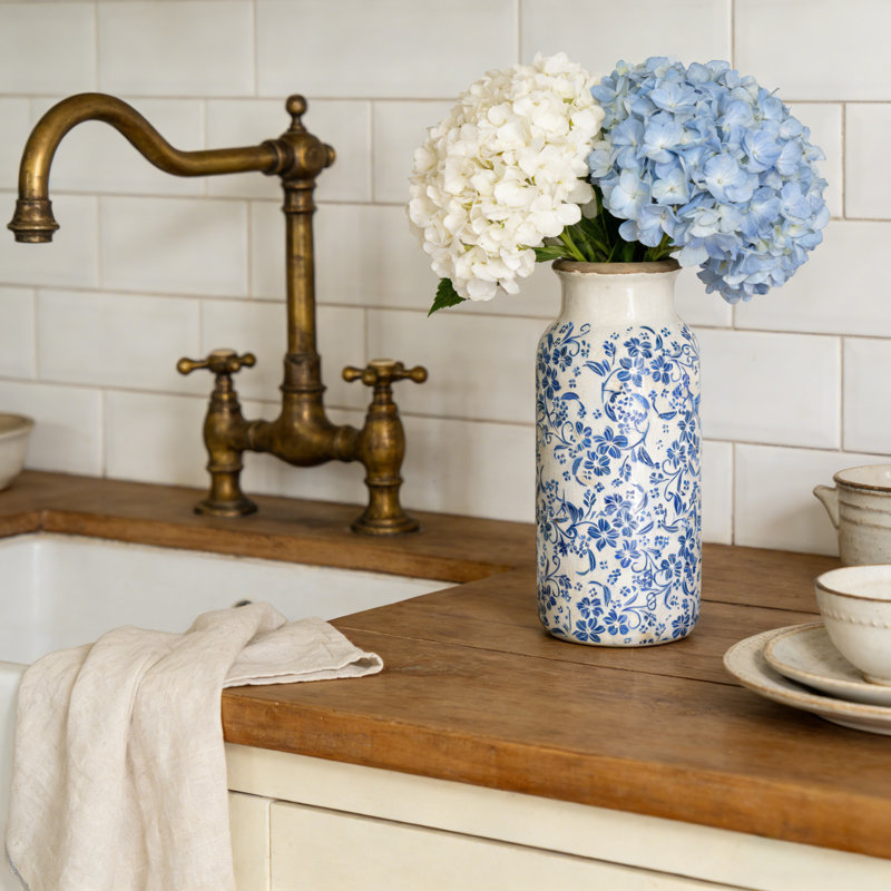 Vase en céramique bleu et blanc avec motifs floraux traditionnels, H 15,2 po x l 6,3 po x P 6,3 po