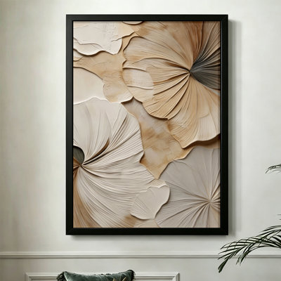 Grands pétales texturés avec veines complexes dans des teintes douces, style sculptural abstrait, art mural encadré noir 24 po x 36 po