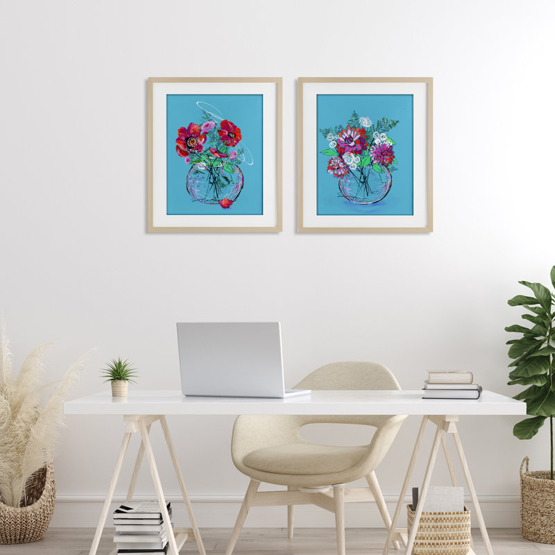 «Vivid Flower Vases on Blue», ensemble de 2 reproductions encadrées sous verre, design par Susan Lugar, H 21 po x l 17 po