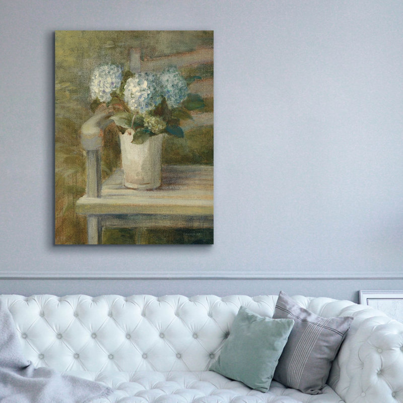 «Hydrangea Bouquet On Bench» par Danhui Nai, art mural sur toile, H 54 po x l 40 po