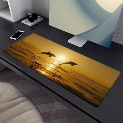 Tapis de souris Golden Dolphin, tapis de clavier de jeu Sea Animal, protecteur d'ordinateur portable avec base en caoutchouc antidérapant, grands cadeaux MousePad prolongés pour bureau, décor Deskmat 15,75 po x 35,4 po Livré avec une tasse gratuite de 11 onces
