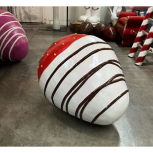 Statue fraise recouverte de chocolat blanc