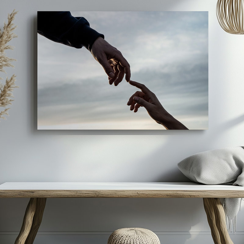 Toile, image sereine capturant deux mains se rapprochant les unes des autres, art mural contre un ciel nuageux doux, la main gauche ornée d'une toile