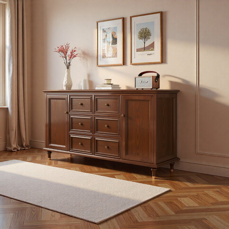 Grande armoire de rangement dans le salon, Brun