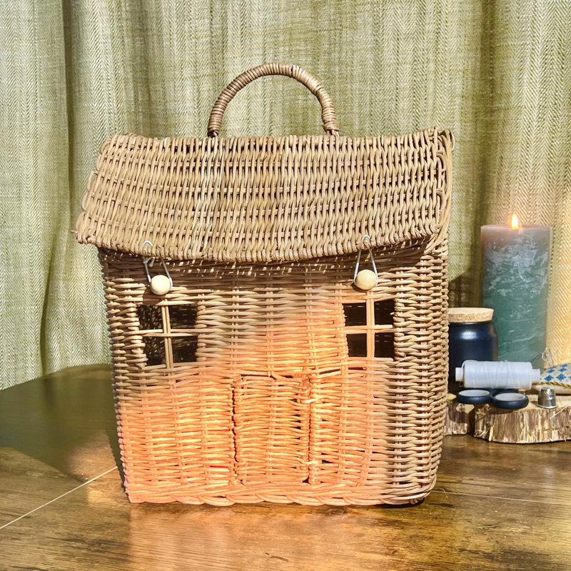 Panier en forme de maison et passe-temps