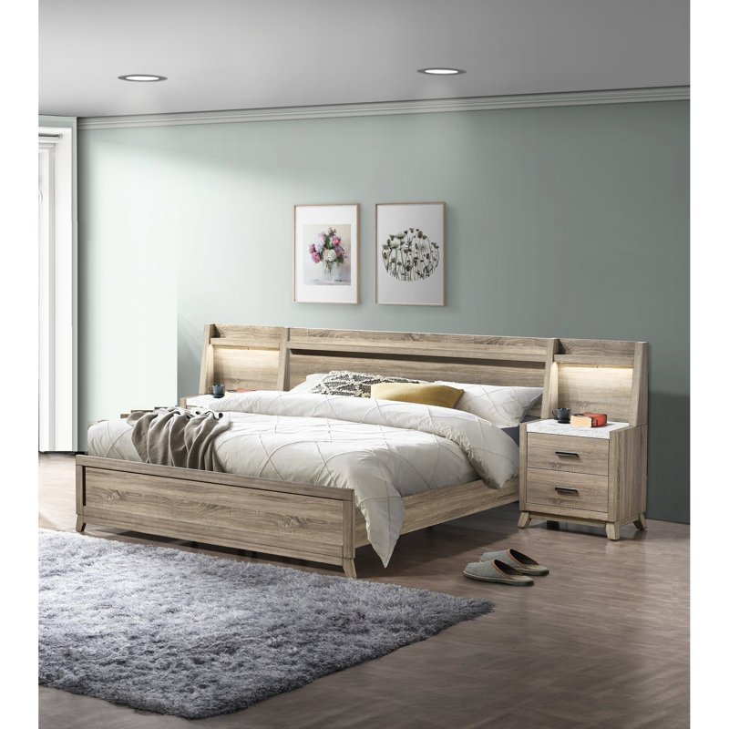 Lit rustique moderne grand format avec finition en bois naturel et structure de tête de lit subtile pour la chambre à coucher