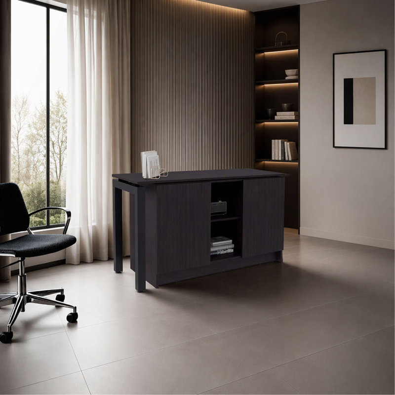 Bureau en wengé avec deux tablettes de rangement ouvertes