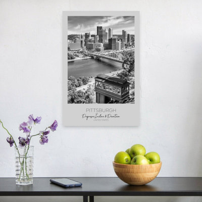 Gros plan sur la silhouette de Pittsburgh et le funiculaire de Duquesne : une œuvre d'art murale abstraite et contemporaine représentant une architecture urbaine.