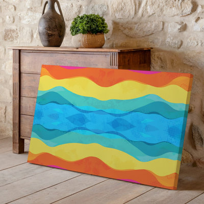 La toile crée un motif sans couture éclatant avec des rayures horizontales dans un dégradé de couleurs, y compris une toile rose orange vif