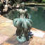Statue octogonale «Life's a Beach» assis sur un rocher côtier