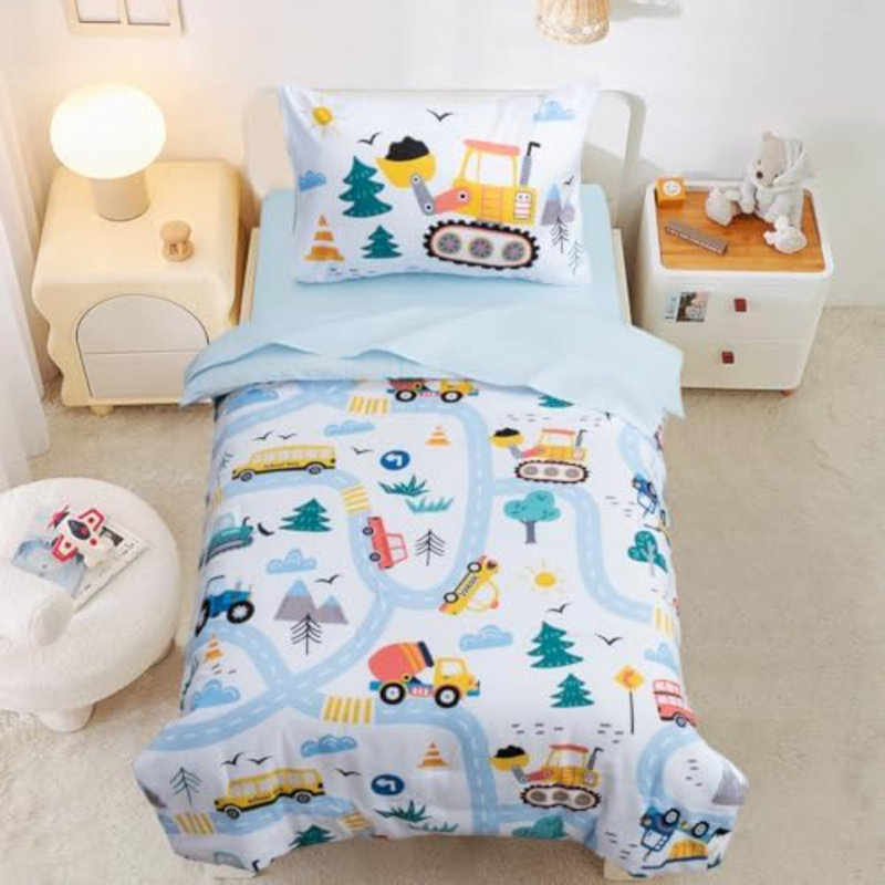 Ensemble de literie pour tout-petits 4 pièces pour bébé garçon, véhicule utilitaire, imprimé, comprenant un édredon, un drap plat, un drap-housse et une taie d'oreiller, bleu clair