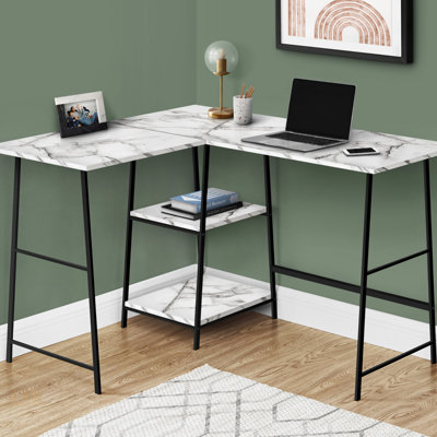Bureau d'ordinateur contemporain en forme de L avec tablettes de rangement, idéal pour les petits bureaux à domicile et les espaces de travail modernes.