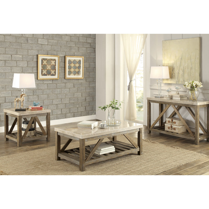 Table d'appoint classique avec plateau en marbre, structure en bois de style industriel et espace de rangement, pour salon. Socle en bois blanc crème incliné.