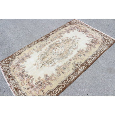 Tapis turc antique tissé à la main en beige pour un look organique sur vos planchers d'intérieur - style rétro et élégance sans l'âge