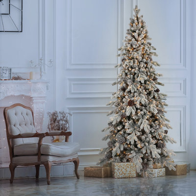 Arbre de Noël 9 pi en PVC PE floqué avec 1250 lumières DEL blanc chaud, 2138 pointes, 52 pommes de pin naturelles, effet enneigé, branches articulées, base en métal