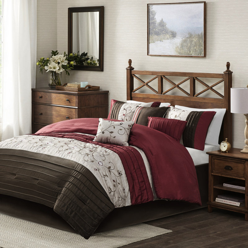 Couette 7 pièces rouge pour lit Queen - Broderie élégante sur la couette, 2 taies d'oreiller, 3 oreillers, 1 jupe de lit décorative incluse