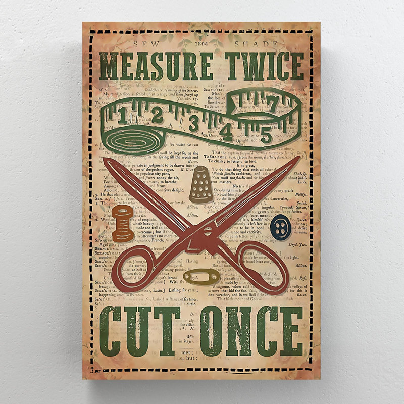 Outils de couture sur fond de journal Mesure deux fois, reproduction d'art rectangulaire sur toile tendue