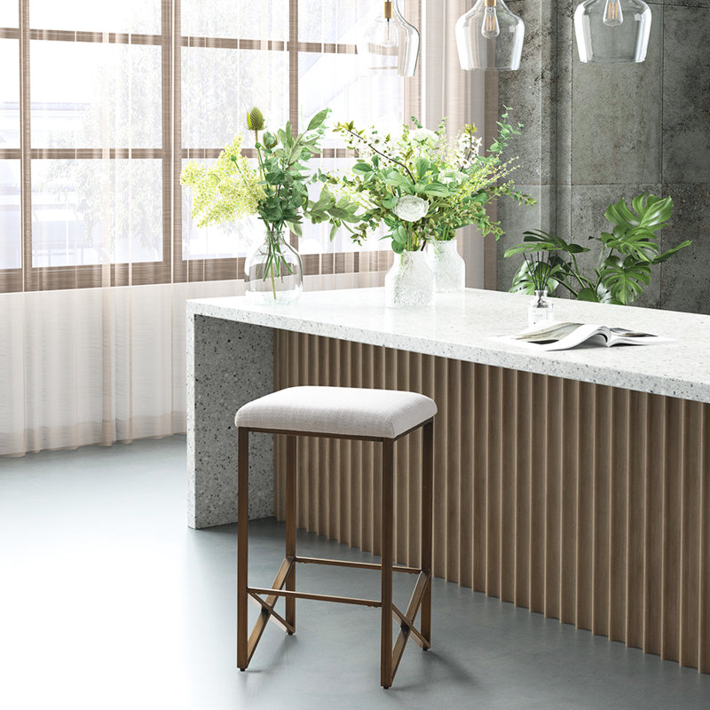 Tabouret de comptoir sans dossier H 26 po - minimaliste et frais. Base en métal bronze, siège rembourré pour plus de confort. Assemblage requis, outils inclus dans le paquet Base rembourrée de 26 po avec espace de loisirs requis