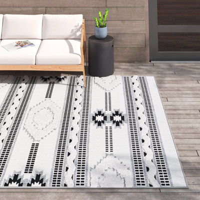 Oumar Area Indoor/Outdoor Area Rug in Ivory/Black