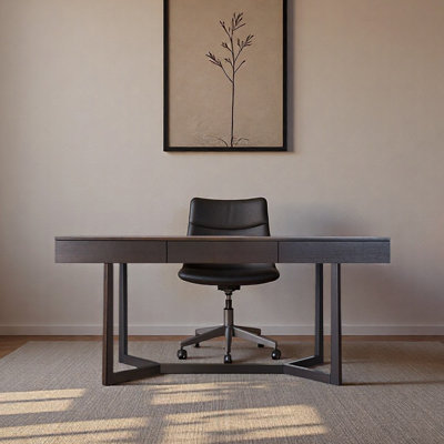 Bureau d'étude à domicile avec table d'ordinateur simple