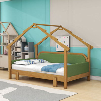 Lit cabane en bois double avec barrière de sécurité et espace de jeu sous le lit,