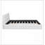 Grand lit plateforme tapissier avec rangement intégré, combinant confort, style et solutions peu encombrantes pour les chambres à coucher modernes.