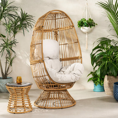 Fauteuil pivotant brun avec coussin. Panier de style confortable. Tissage. Eau - Housse en tissu. L 30,88 po x P 27,61 po x H 58,63 po. Détails faits à la main. Assemblage requis Style douillet. Rembourrage. P 27,61 po x l 30,88 po 58,63 po