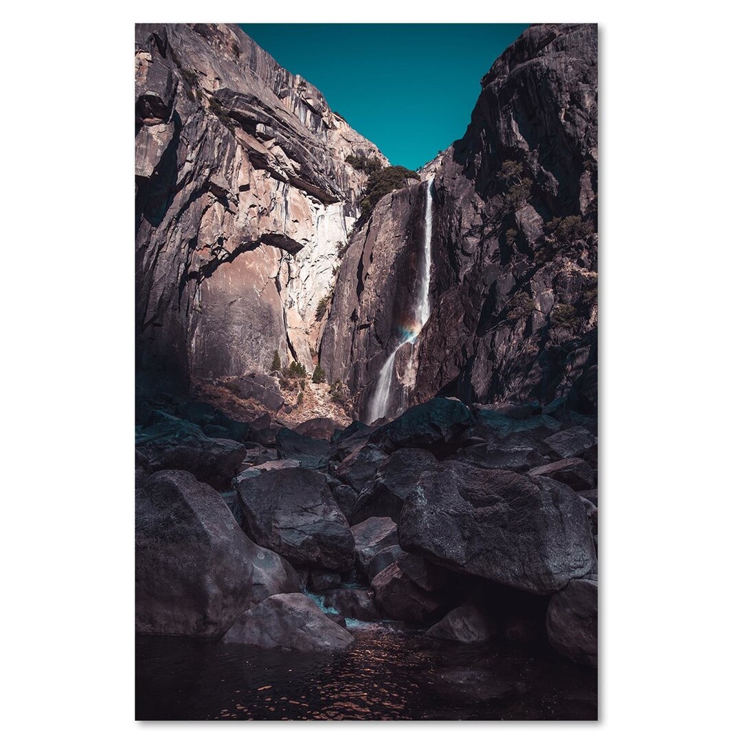 Leinwandbild Wasserfall zwischen hohen Felsen