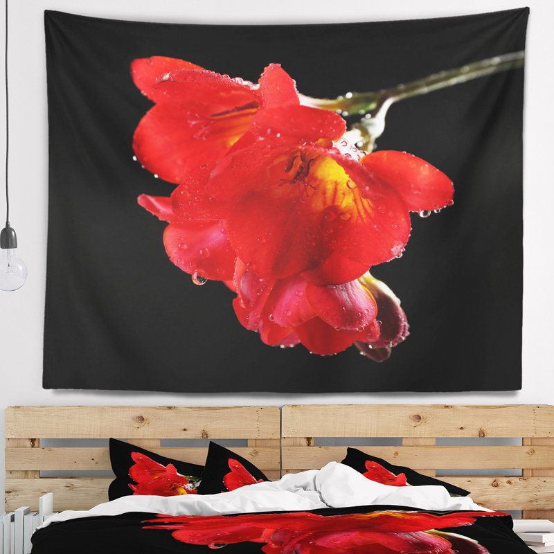 Tapisserie de fleurs sur fond noir freesia, H 50 po x l 60 po
