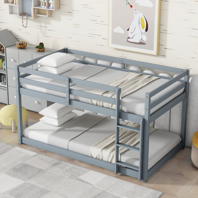 Lit superposé simple au-dessus d'un lit simple avec échelle, gris