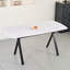 Table de salle à manger rectangulaire en verre trempé avec motif en marbre et pieds en métal noir robustes, pour un décor de restaurant moderne.-4362469