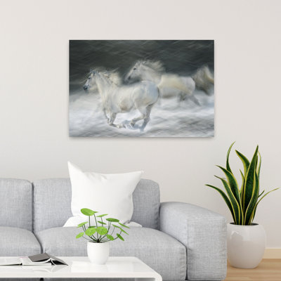 Chevaux blancs éthérés qui courent éthéré abstrait serein, animal, nature, art mural