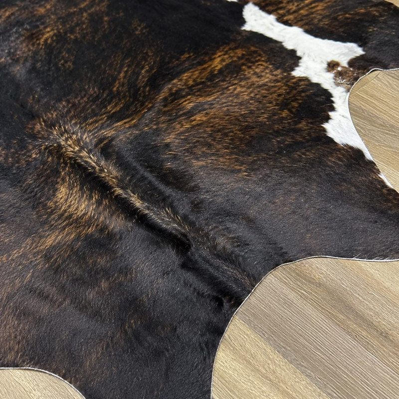 Tapis en peau de vache véritable tricolore bringé 6 x 8 - cuir véritable peau de vache - brun foncé noir blanc