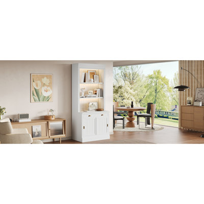 Bibliothèque de 83,4 po de hauteur avec éclairage à 3 couches DEL, bibliothèque moderne avec portes coulissantes et tablettes ouvertes, bibliothèque de rangement pour le salon, bureau à domicile, blanc